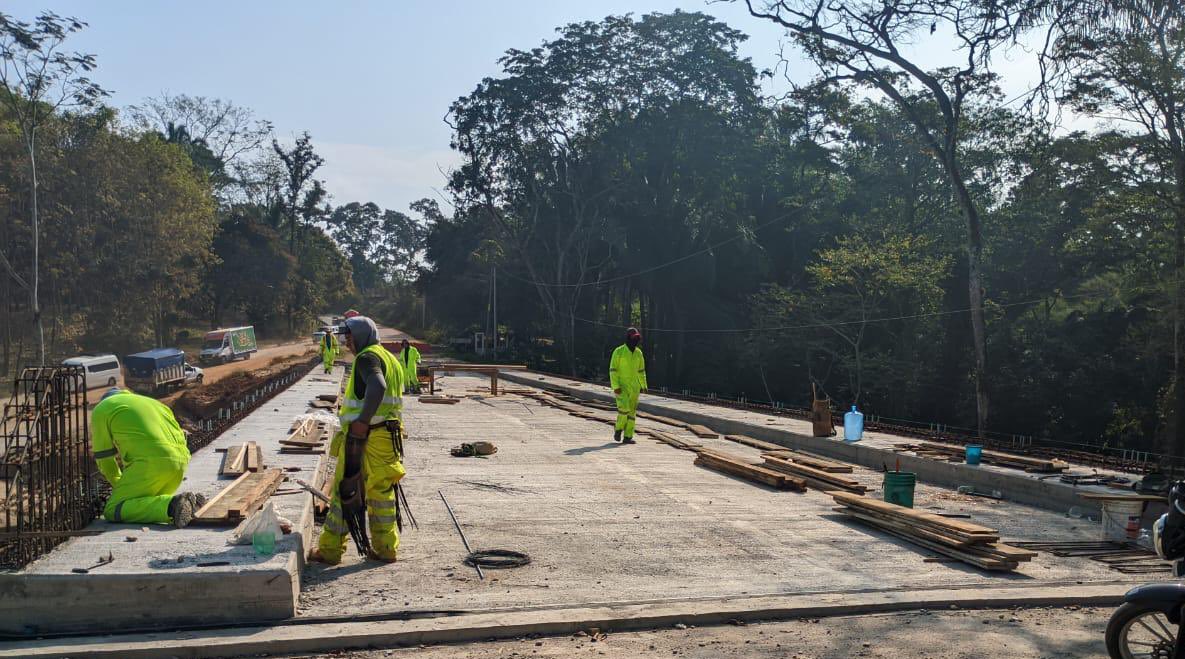 SICT_Oaxaca's tweet photo. 🚧 Puente Arroyo Choápam en su etapa final

La construcción del Puente Arroyo Choápam avanza hacia su conclusión. Esta obra permitirá garantizar el tránsito seguro en esta importante vía que comunica a la Cuenca del Papaloapan con la ciudad de Oaxaca. https://t.co/TJQJgGP223
