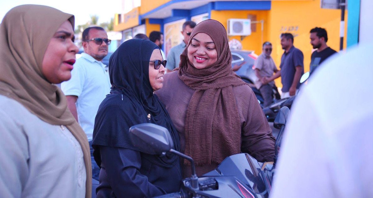 އައްޑޫސިޓީ  ހިތަދޫ ކޮރަވައު ދާއިރާއި އަދަ ކުރިޔަށް ގިނިގޭ ދޮރުން ދޮރައް ހަރަކާތި އީން ދާއިރާއި ގިނަ ރައްޔިތުން ތަކަކާއި ބައްދަލަކެރިން.  ގިނަ ރައްޔިތުން އުފަލާއި އެކީ މަރުހަބާ ކިއުމަކީ އީން މި ކެރާ މަސައްކަތަށް ލިބެނަ ވަރައް ބޮނޑަ ހިތްވަރައް. ޝުކުރިއްޔާ ހިތަދޫ ކޮރަވައު ދާއިރާ