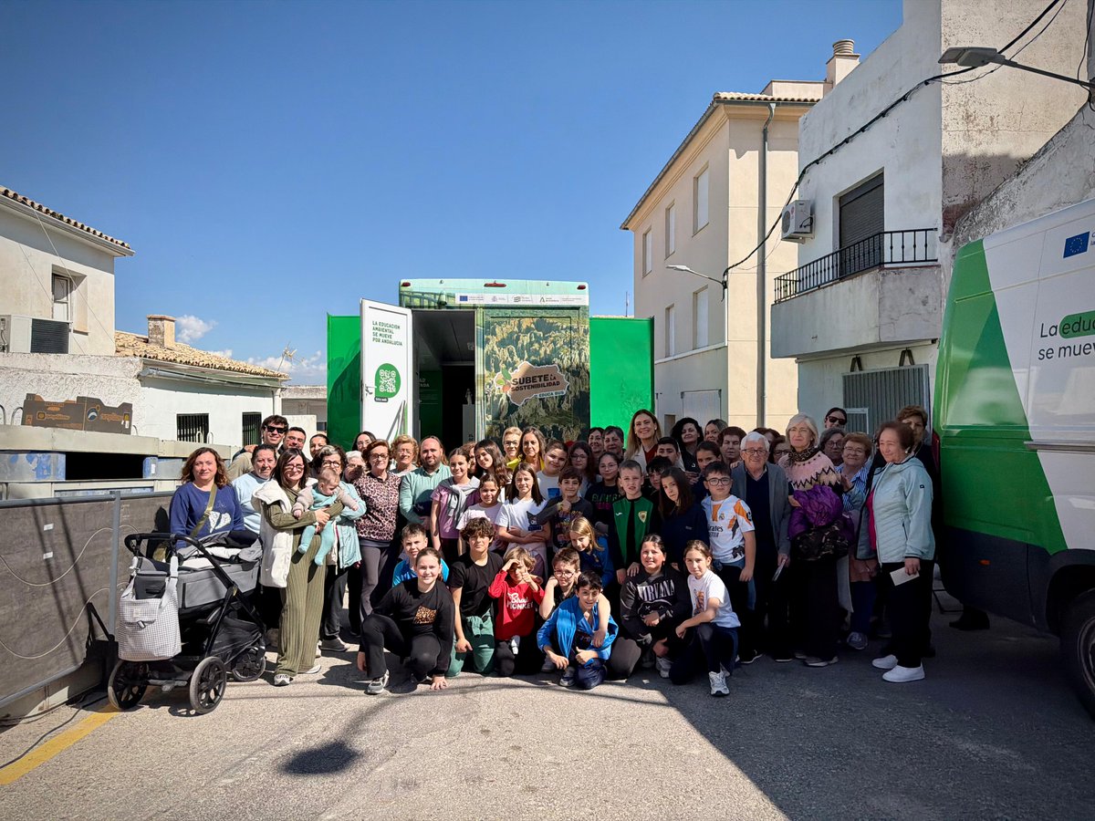 MedioAmbAND's tweet photo. 🚍El ‘EducaBus’ hace parada en #Jimena, Jaén, para acercar los desafíos ambientales a escolares y vecinos del municipio.
💻@LinaGarcia_AND visita el aula móvil y defiende la necesidad de aumentar la preparación de la sociedad en materia ambiental.
🔗https://t.co/g6D28VdL4l https://t.co/cMteeZYeEx