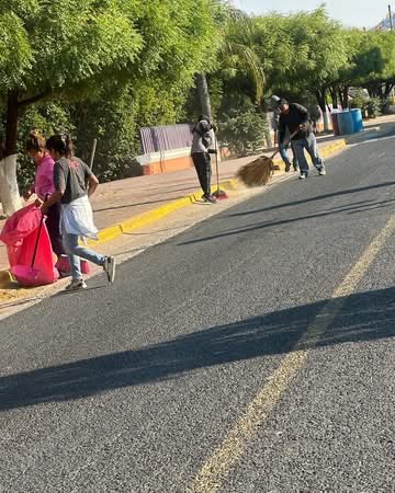#GobiernoInforma||
🧹| ¡Tecomatlán mantiene la limpieza en la XXII Espartaqueada Deportiva Nacional! 
|| Gracias a la solidaridad de los estudiantes, de la "Villa Estudiantil", y al personal manual del H. Ayuntamiento de Tecomatlán, las vía pública se mantiene limpia.
