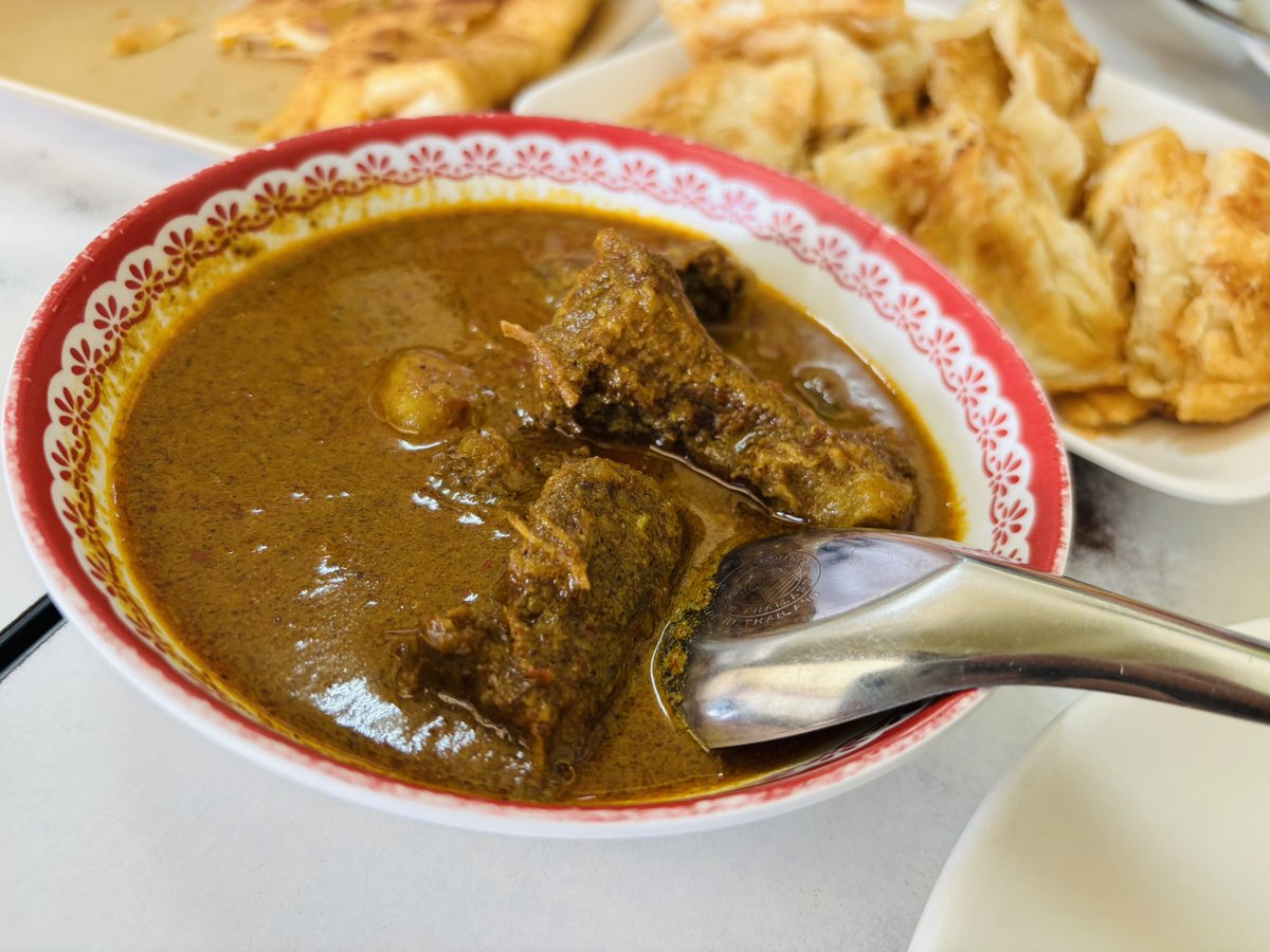 uchi_gourmet's tweet image. ロティを食べに出かけました。
サクサクの生地に、マッサマンカレーをかけていただきます。

#Ranong #Roti #Massaman