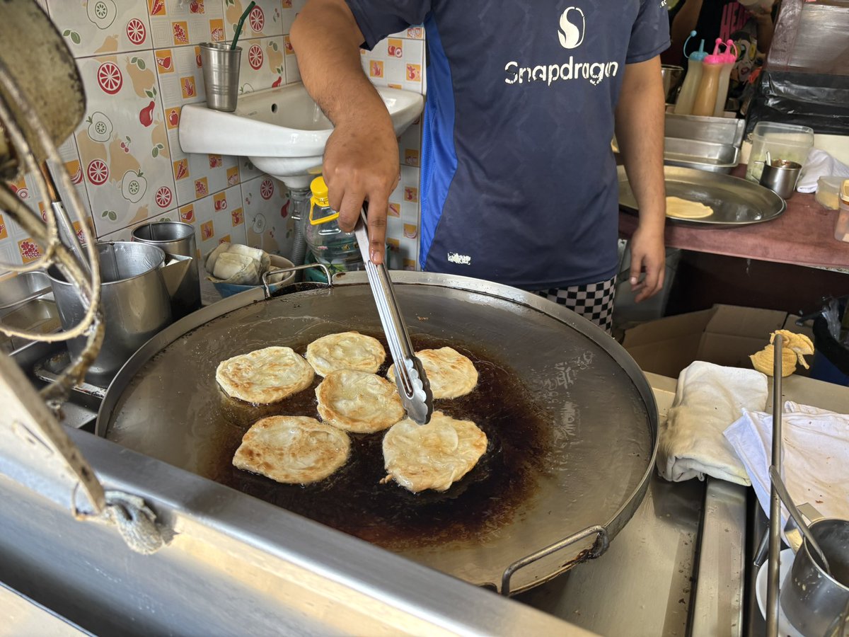 uchi_gourmet's tweet image. ロティを食べに出かけました。
サクサクの生地に、マッサマンカレーをかけていただきます。

#Ranong #Roti #Massaman