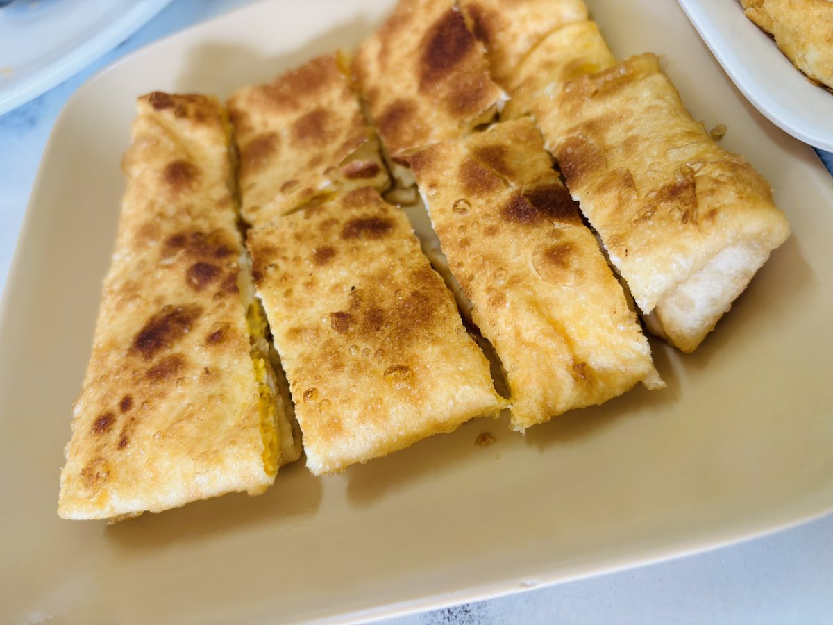 uchi_gourmet's tweet image. ロティを食べに出かけました。
サクサクの生地に、マッサマンカレーをかけていただきます。

#Ranong #Roti #Massaman