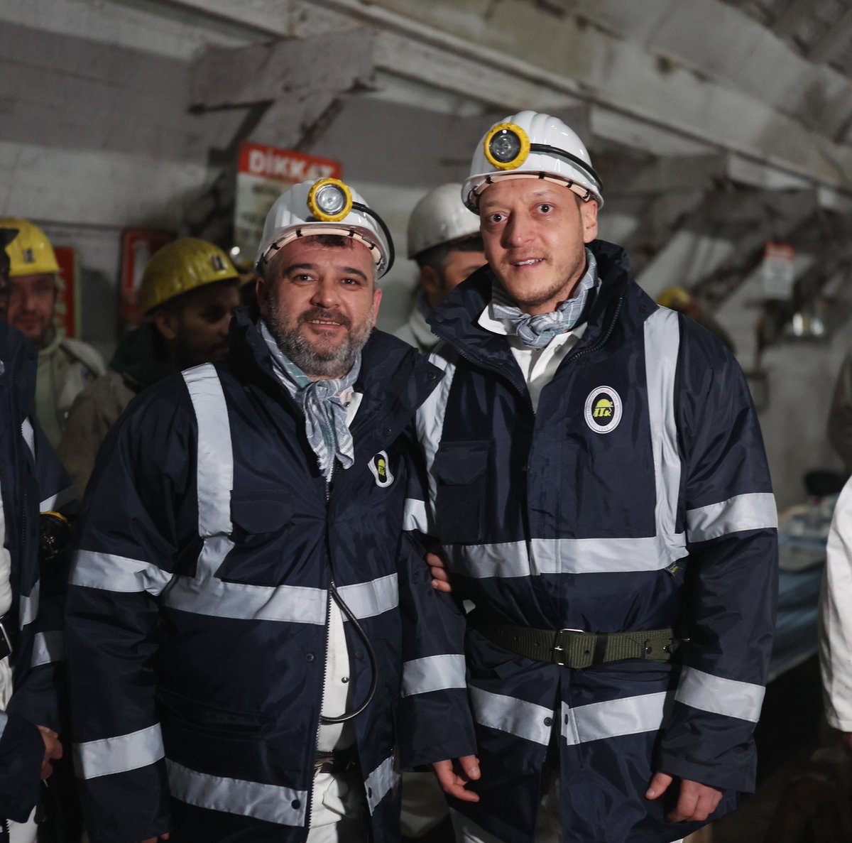 sertaskarakas's tweet photo. 📍 TTK Kozlu Müessese Müdürlüğü
Enerji ve Tabii Kaynaklar Bakanımız Sayın Alparslan Bayraktar’ın teşrifleriyle, yerin yüzlerce metre altında büyük emek ve fedakârlıkla çalışan madenci kardeşlerimizle iftar sofrasında buluştuk. https://t.co/759JCpxTDA