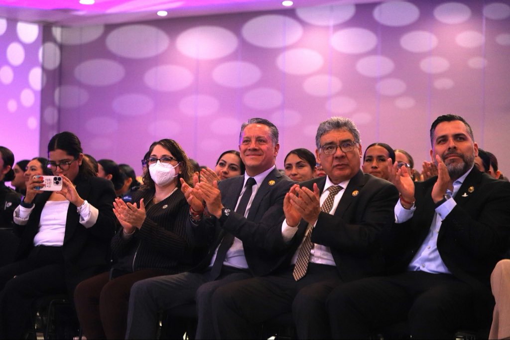 FGEGUANAJUATO's tweet photo. MUJERES CONSTRUYENDO PAZ EN GUANAJUATO

El Fiscal General del Estado, Gerardo Vázquez Alatriste, el Fiscal de la FEIDAI, Marco Antonio Inda Jaime y Sandra Berenice Medina Herrera, Coordinadora del @cjm_gto, acompañaron al Secretario de @pazgobgente, @MauroGonzalezMa, en la ceremonia “Mujeres Construyendo Paz”, realizada en Guanajuato.

Este encuentro destacó el papel imprescindible de las mujeres en la construcción de entornos igualitarios la consolidación de la justicia y el fortalecimiento de las estrategias de seguridad en la entidad.

La iniciativa se desarrolla bajo el liderazgo de la Gobernadora @LibiaDennise, impulsando acciones que promueven la participación activa de las mujeres en la construcción de paz y el fortalecimiento del tejido social.

Desde la Fiscalía General del Estado refrendamos el compromiso y coordinación permanente con la @segobgente de trabajar de manera coordinada con las instituciones de seguridad, reconociendo que la participación de las mujeres es clave para construir una sociedad más justa, segura e igualitaria. 

#FGEG #MujeresConstruyendoPaz #Guanajuato #Seguridad #Justicia