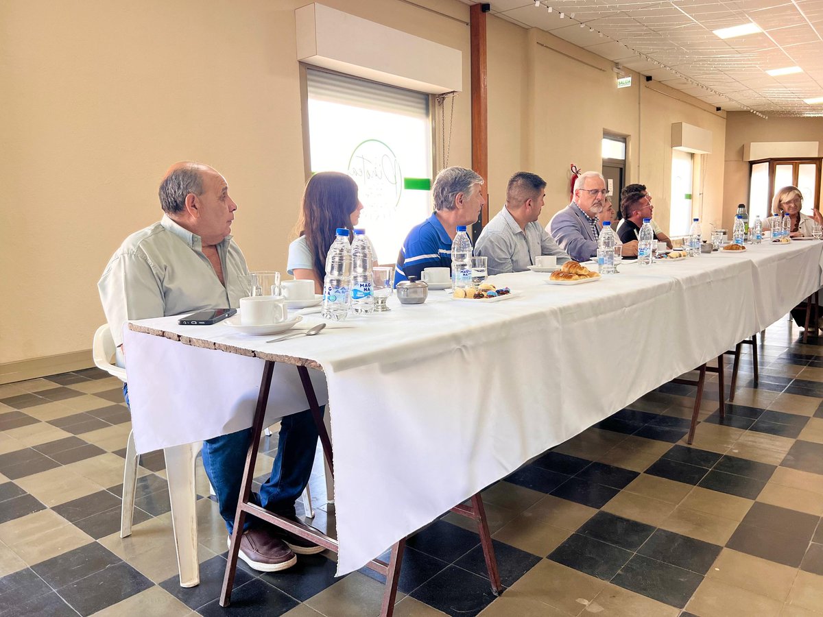 Victor_Molina23's tweet photo. La #ComunidadRegional Totoral se reunió hoy en Las Peñas con el ministro de Educación profesor Horacio Ferreyra, la secretaria de Coordinación Territorial Nora Bedano y equipo de la cartera educativa.
Participaron los intendentes y presidentes comunales y sus equipos técnicos. https://t.co/1a1TPnLpnu