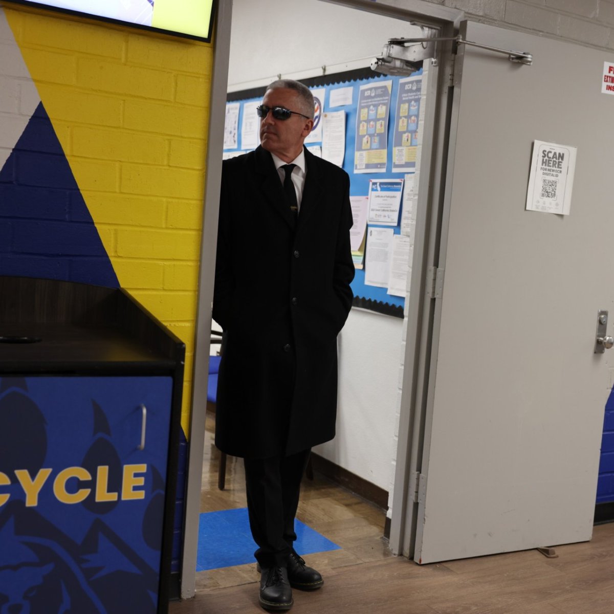 ECRCHS's tweet image. Mission accomplished✅

Our staff went Incognito for Incognito Day on Tuesday, and the looks did not disappoint. 😎

Who do you think had the best incognito outfit? 🤔

Go Royals! 🐻🎉

#WeAreECR | #GoRoyals | #SpiritWeek | #Teachers | #incognitomode