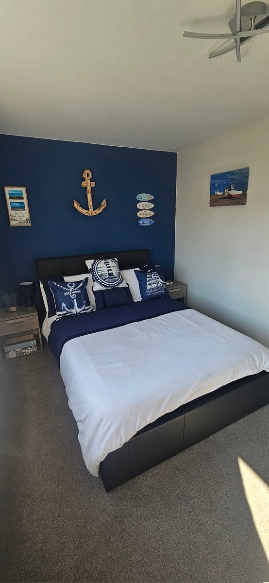 Nothing worse than going up to bed and realising you stripped it this morning and didnt remake it 🙉 Thankfully I have this lovely spare room! Spare bed it is then 🤣 #dreamingofthesea #beachlife