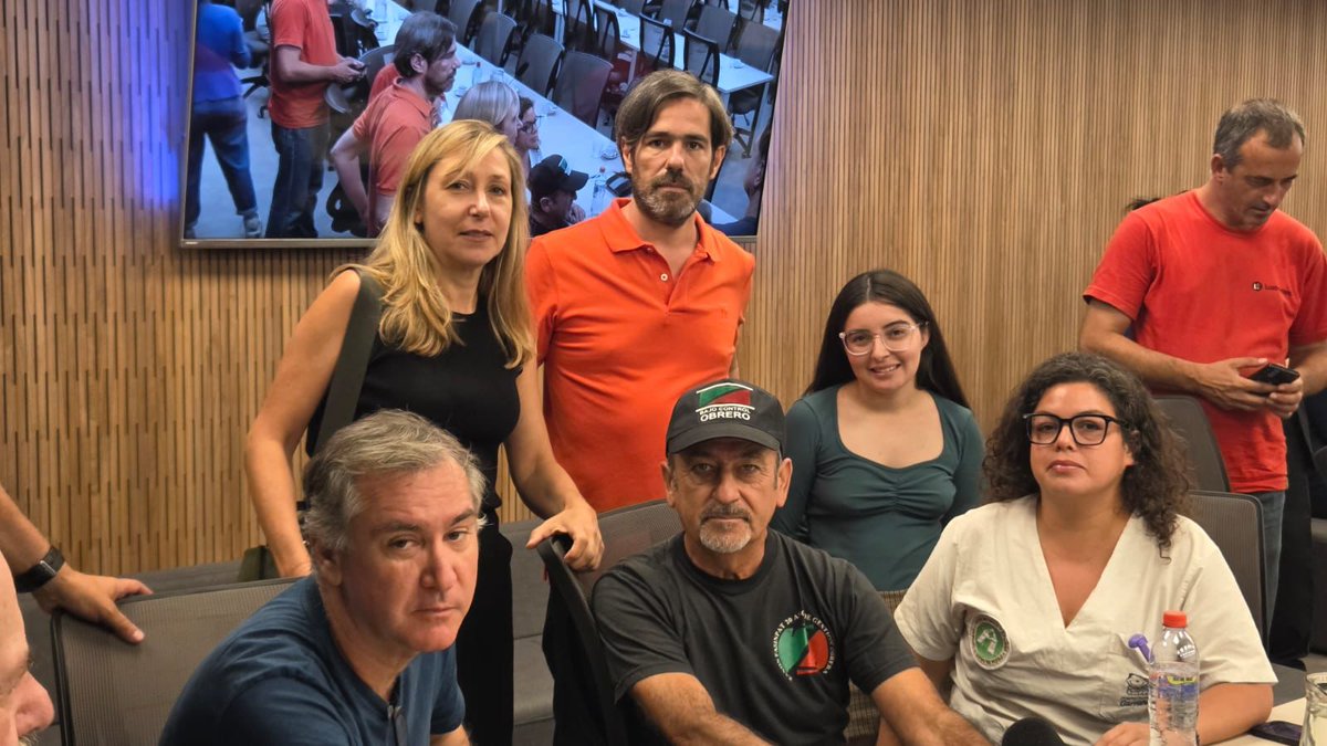 lilairaz's tweet photo. A días del 24 de marzo retomando las mejores tradiciones como cantabamos en 2024 "obreros y estudiantes como en el Cordobazo" y nos acercamos desde la vocalia del CESYD UNPaz  y la Posta de salud a la audiencia pública en apoyo a los trabajadores de Fate. 
FATE NO SE CIERRA https://t.co/Vk1rKj5NRB