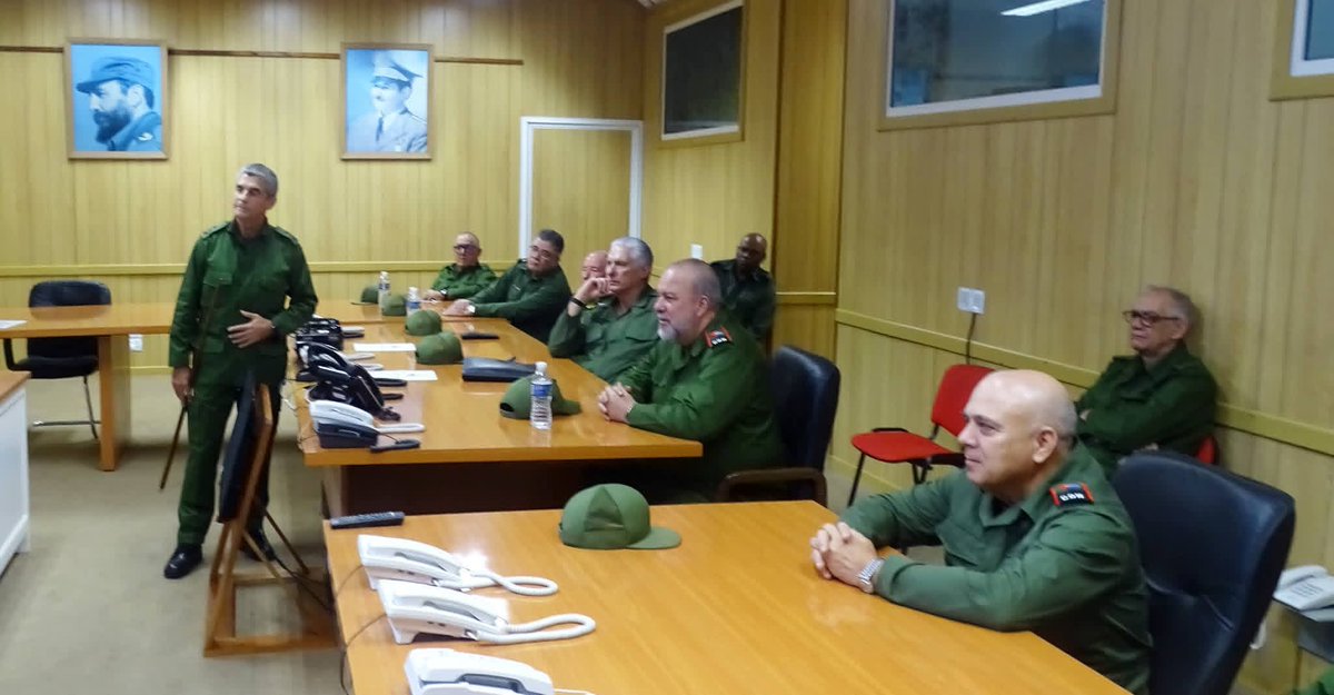 🇨🇺| Después de informar sobre la situación nacional e internacional, incluyendo conversaciones con EE.UU, participan el Presidente <a href="/DiazCanelB/">Miguel Díaz-Canel Bermúdez</a> y otros miembros del Buró Político y del Consejo de Defensa en el Día Nacional de la Defensa, efectuado este viernes.
#CubaEstáFirme