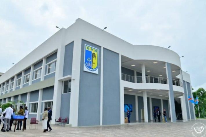 mediacongo's tweet image. #RDC: 5 ans après son lancement, le système #LMD divise toujours. Le professeur Achille Bunjoko, par exemple, appelle à la patience face à cette innovation, tandis que le chercheur Antoine Betshindo (#UPN) dénonce un manque d'équipements et de formation. Les étudiants, de leur