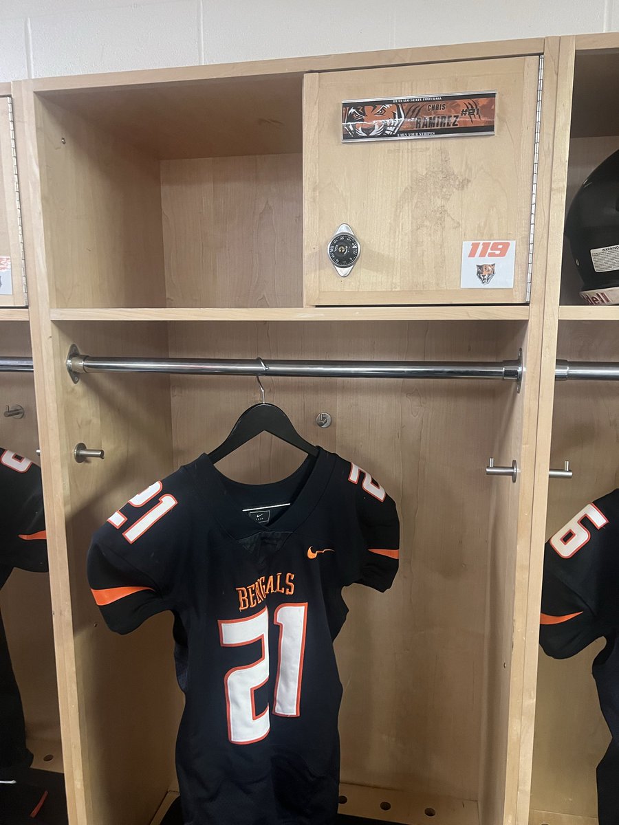 ChrisRam2194's tweet photo. After a great visit and conversation with @CoachMikeNeale I’m proud to announce that I’ve received my first division 3 offer from The Buffalo State University #GoBengals🖤🧡 #AGTG✝️🙏🏽 https://t.co/yUILvPnCCM