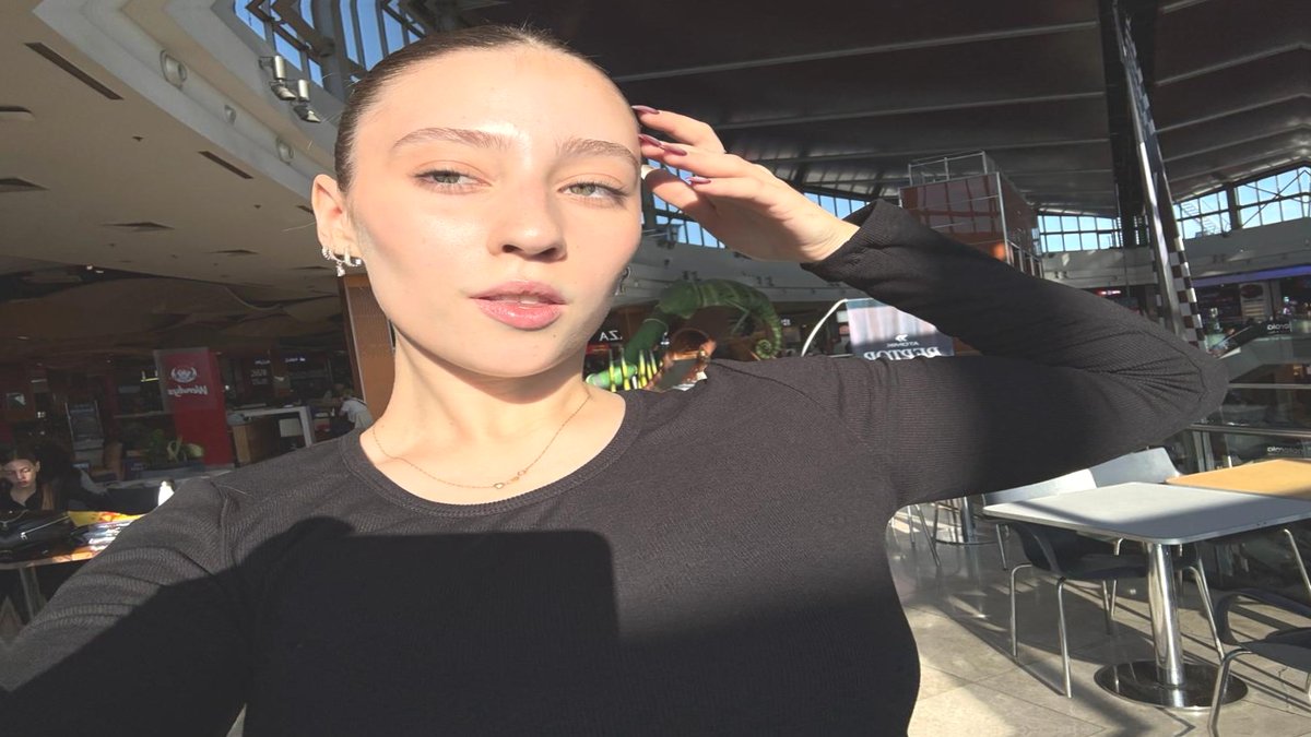 brittani24321's tweet image. Accidentally matching my pulled-back hair to the espresso’s vibe this a.m. 🤸‍♀️☕️ #MoodBeforeNoon #ReadSipRepeat #GymLater