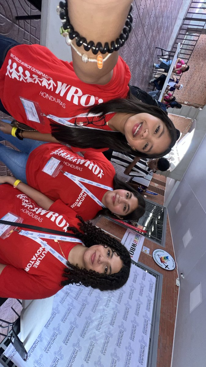 LibraryByAndrea's tweet photo. girls in tech 🦾 #LivingTheStory #teenlife https://t.co/WEN8T5uPQX