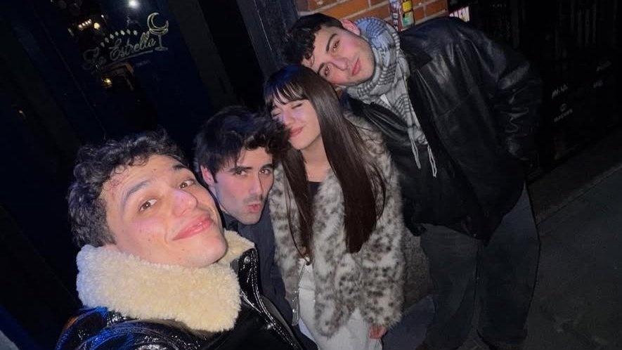 40sbonet's tweet photo. juantin adoptando a todos los otitos del 25 https://t.co/nR58SbfyEW