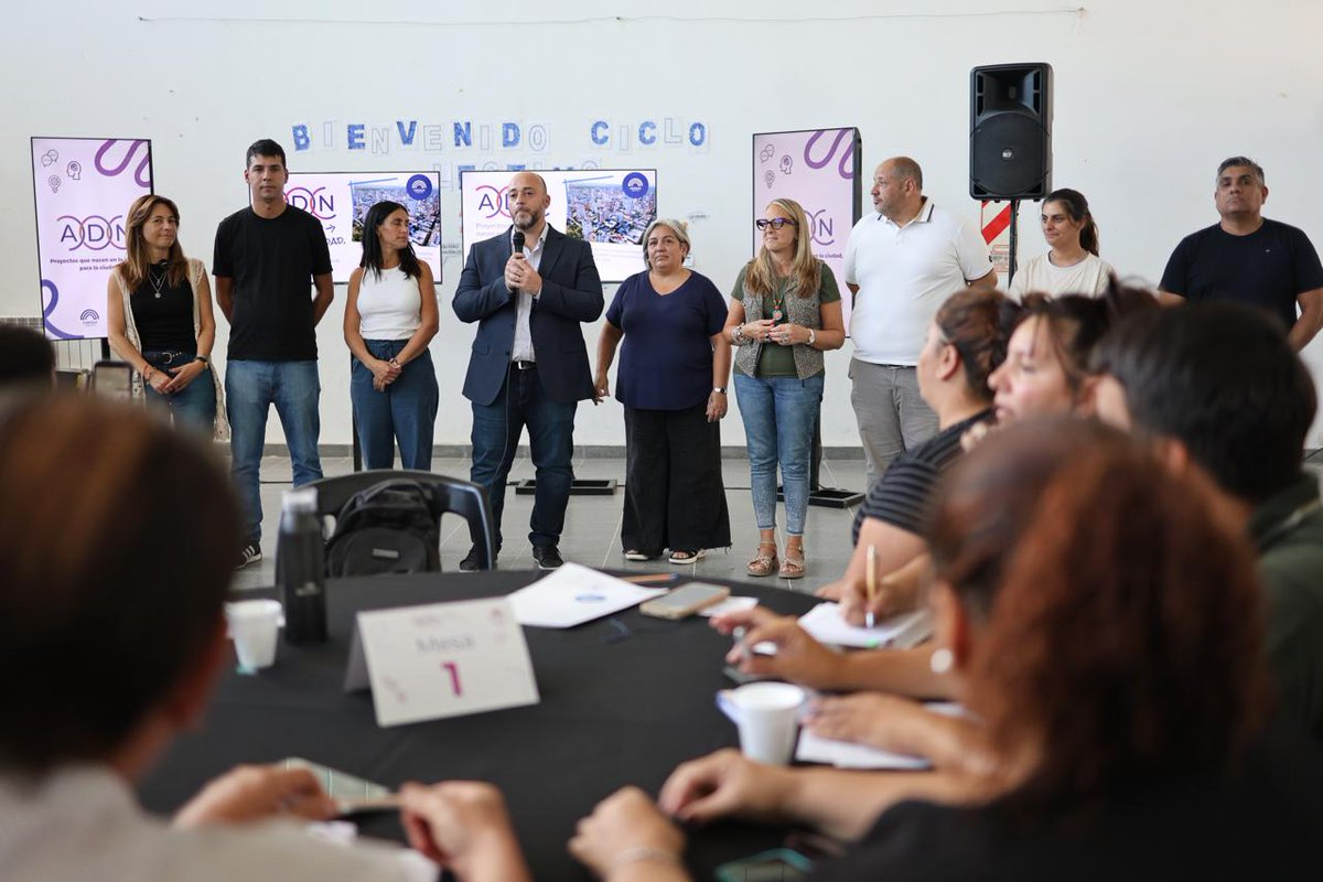 mariogaloppo's tweet photo. Segundo encuentro de ADN Santa Fe. Se realizó en la escuela “La Esmeralda” donde se reunieron las Mesas para el desarrollo local. Vecinos y referentes de instituciones compartieron con los concejales sus miradas y propuestas para fortalecer el perfil productivo de los barrios del sector. ADN Santa Fe plantea una instancia de sistematización, seguimiento y asistencia técnica a lo largo del año para transformar ideas en iniciativas viables y propuestas en normativas.  “Queremos pensar cómo crecemos, con los vecinos como protagonistas del cambio“, dijo @chechobasile