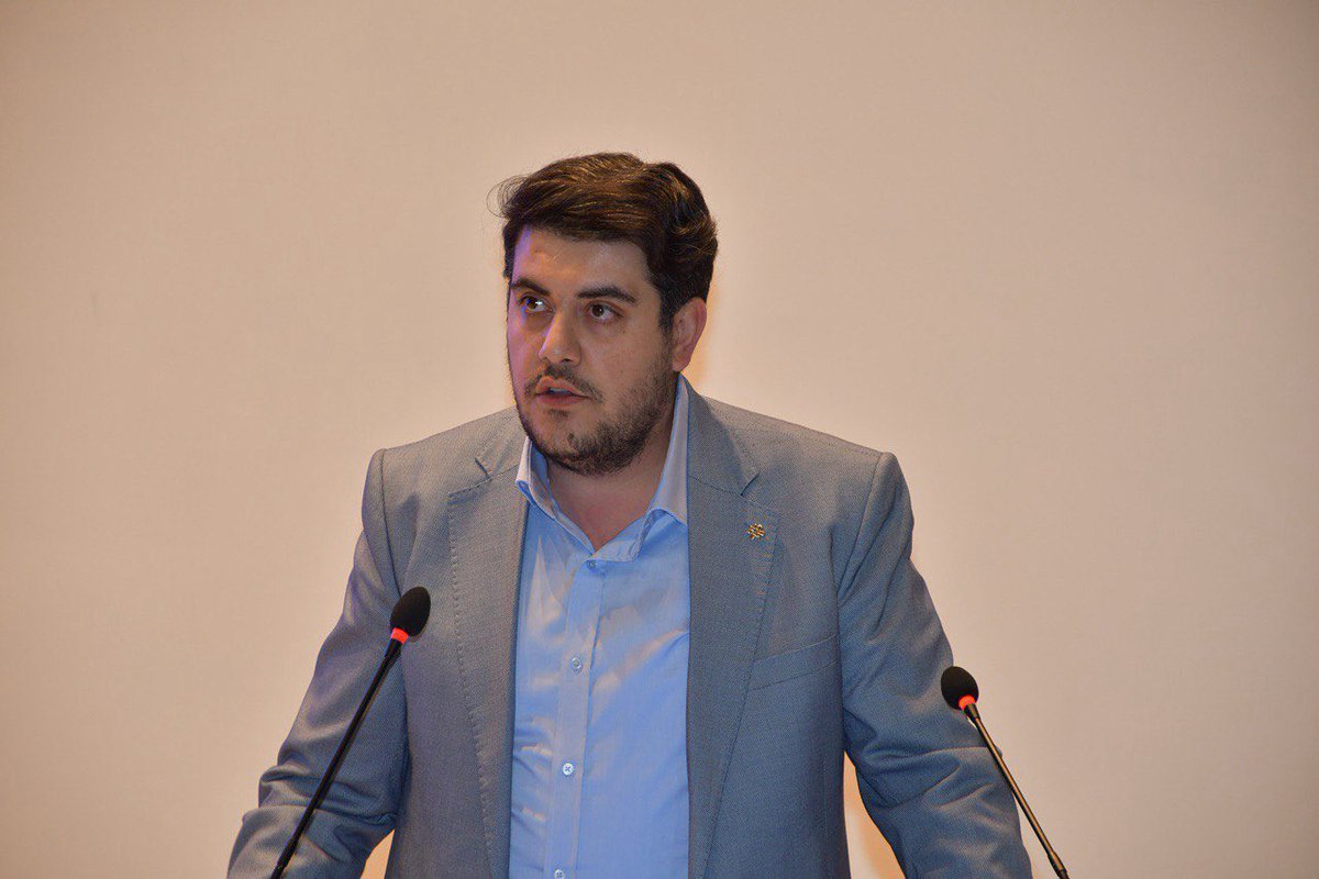 urfatabip's tweet photo. Harran Üniversitesi Tıp Fakültesi tarafından 14 Mart Tıp Bayramı Haftası kapsamında düzenlenen Beyaz Önlük Giyme Töreni’nde Oda Başkanımız Dr. Fırat Erkmen de yer aldı. Törende genç meslektaş adaylarımıza iyi hekimlik değerlerine vurgu yapan bir konuşma gerçekleştiren Başkanımız, öğrencilerimizin beyaz önlüklerini giydirdi. Şanlıurfa Tabip Odası olarak geleceğin hekimlerine eğitim hayatlarında başarılar diliyoruz.