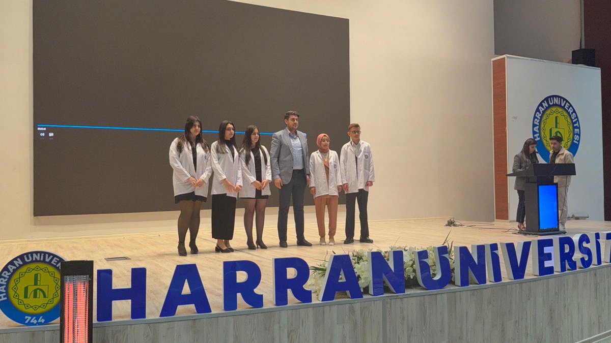 urfatabip's tweet photo. Harran Üniversitesi Tıp Fakültesi tarafından 14 Mart Tıp Bayramı Haftası kapsamında düzenlenen Beyaz Önlük Giyme Töreni’nde Oda Başkanımız Dr. Fırat Erkmen de yer aldı. Törende genç meslektaş adaylarımıza iyi hekimlik değerlerine vurgu yapan bir konuşma gerçekleştiren Başkanımız, öğrencilerimizin beyaz önlüklerini giydirdi. Şanlıurfa Tabip Odası olarak geleceğin hekimlerine eğitim hayatlarında başarılar diliyoruz.