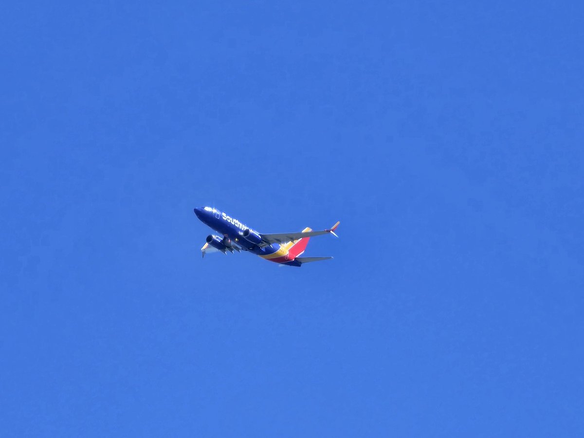 LeftyWriterTx's tweet photo. I love the southern arrivals into HOU so I can watch @SouthwestAir make their approach and listen to those CFM-56 engines do their thing. https://t.co/pt4oa3ey5b