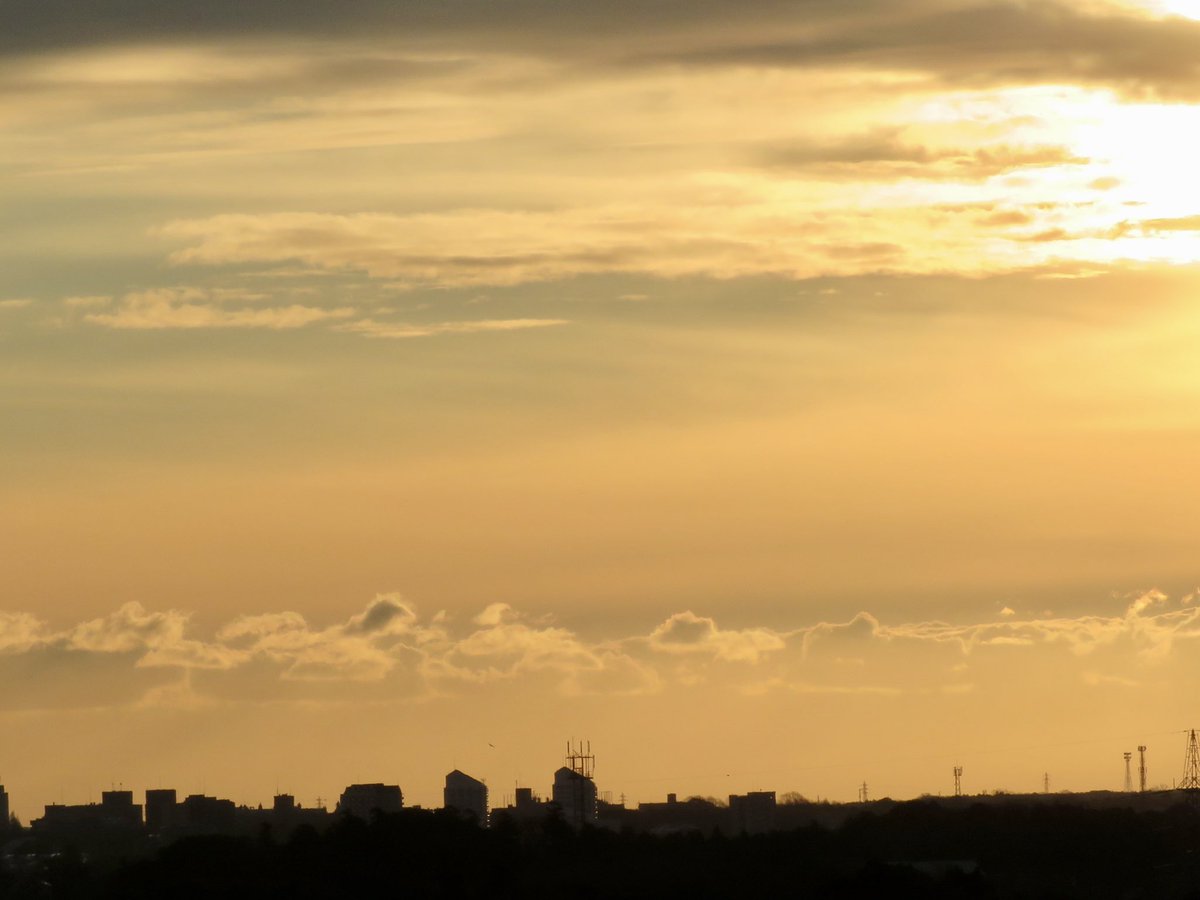 #朝の光   #あさそら 
    陽向と日陰
    飽くことのない空模様