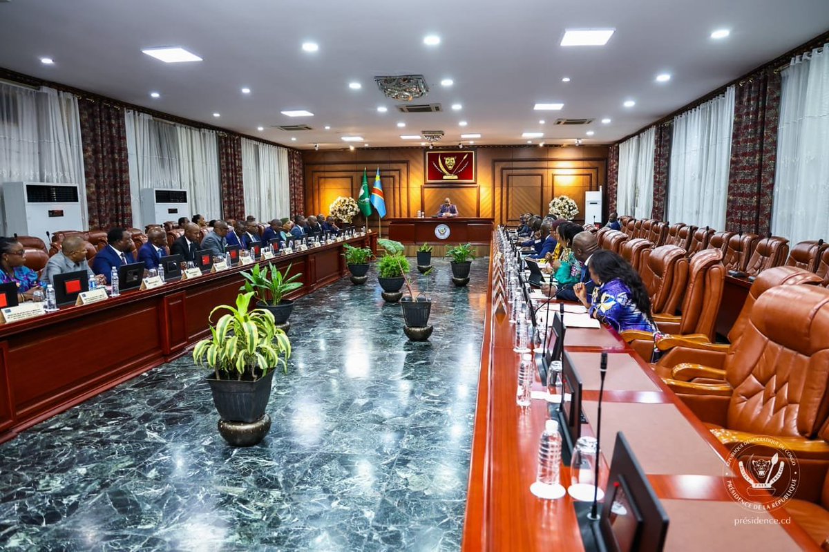 mediacongo's tweet photo. #Kinshasa: @Presidence_RDC #Tshisekedi a présidé le 82e Conseil des ministres à la #CitéUA. Outre les questions de sécurité et de santé, le gouvernement a examiné la mise en place d'un régime de protection des documents officiels et l'impact des tensions au détroit d'#Ormuz sur l'approvisionnement pétrolier. Le Gouverneur de @BCC_RDC, invité spécialemnt à cette réunion, a exposé la situation du marché des changes et des prix