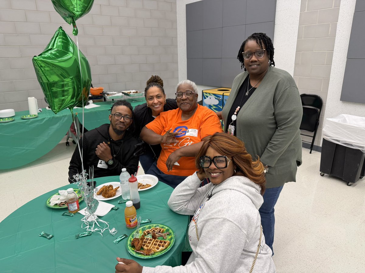 kntunson's tweet photo. We struck gold with our volunteers! ๐
To show our appreciation, we treated our very special volunteers to chicken & waffles! A small thank-you for the big hearts and hard work they bring to support our Falcons. @Aldine_FACE @SADubberke @FrancisES_AISD @ll_abrams @NancyLGauthier https://t.co/sBWNFIBG8S