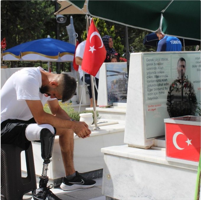 BİRİ ŞEHİT, DİĞERİ ŞAHİT

🇹🇷 Vatan için canını hiçe sayanlar...