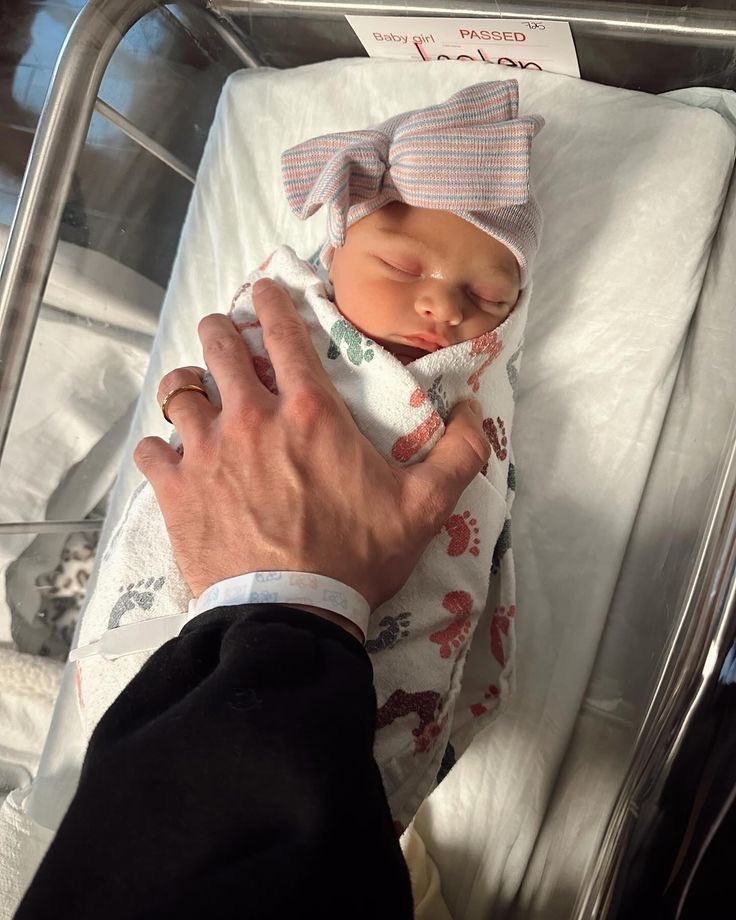 khai_666_'s tweet photo. My baby girl Odette. I can’t believe you’re finally in my arms. I love you and your beautiful mother eternally. 🤍 https://t.co/CmAsPOi8OB