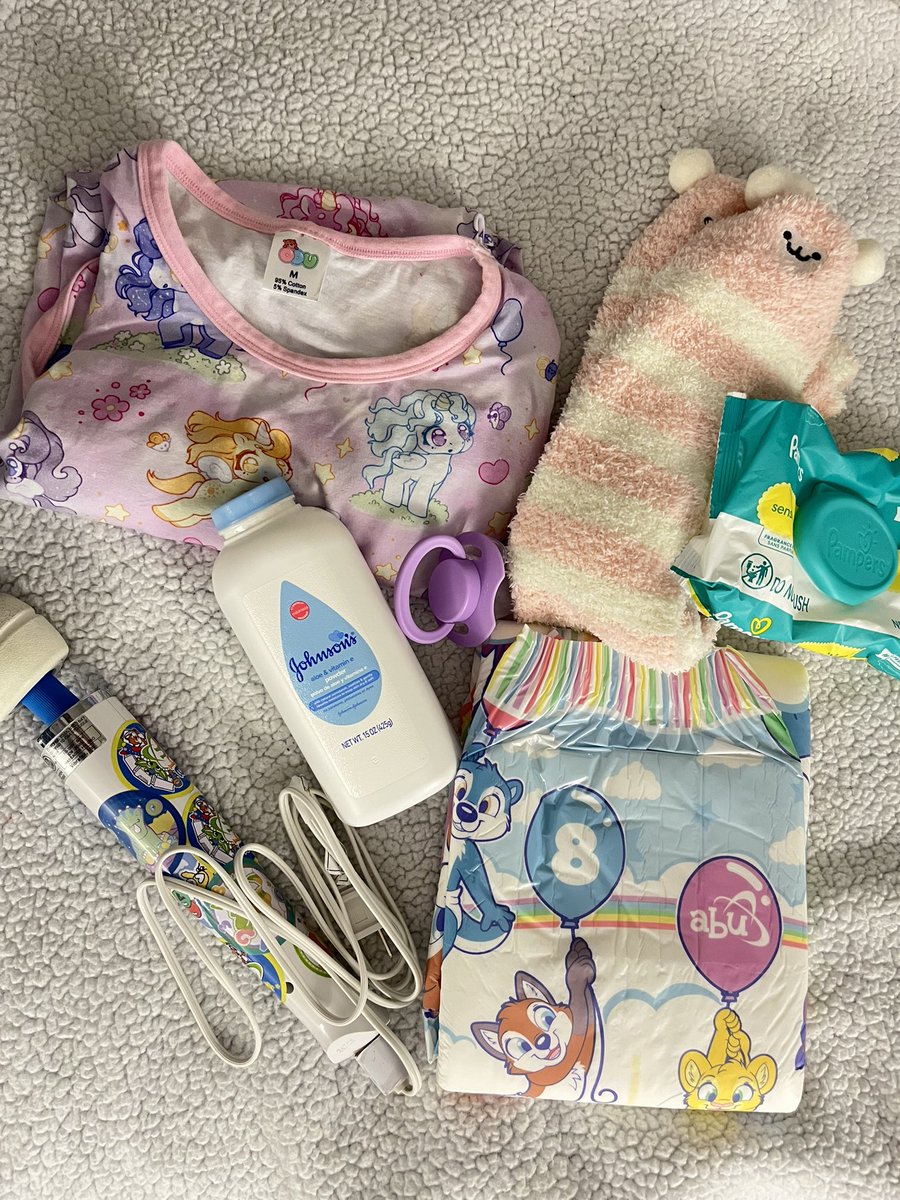 AspenButCrinkly's tweet photo. This and being pathetically drunk happy #bigdiaperfriday !! Can’t wait to get changed 🧷🧷
❄️
❄️
❄️
#babyfur #abdl #diaperfur https://t.co/RKFGsadkgB