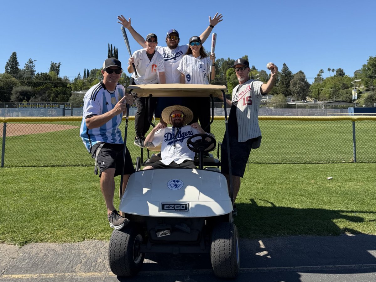 ECRCHS's tweet image. Staff brought the heat yesterday for Sports Day🔥

Who do you think had the best jersey? 🤔

Go Royals! 🐻🎉

#WeAreECR | #GoRoyals | #SpiritWeek | #Teachers | #sports