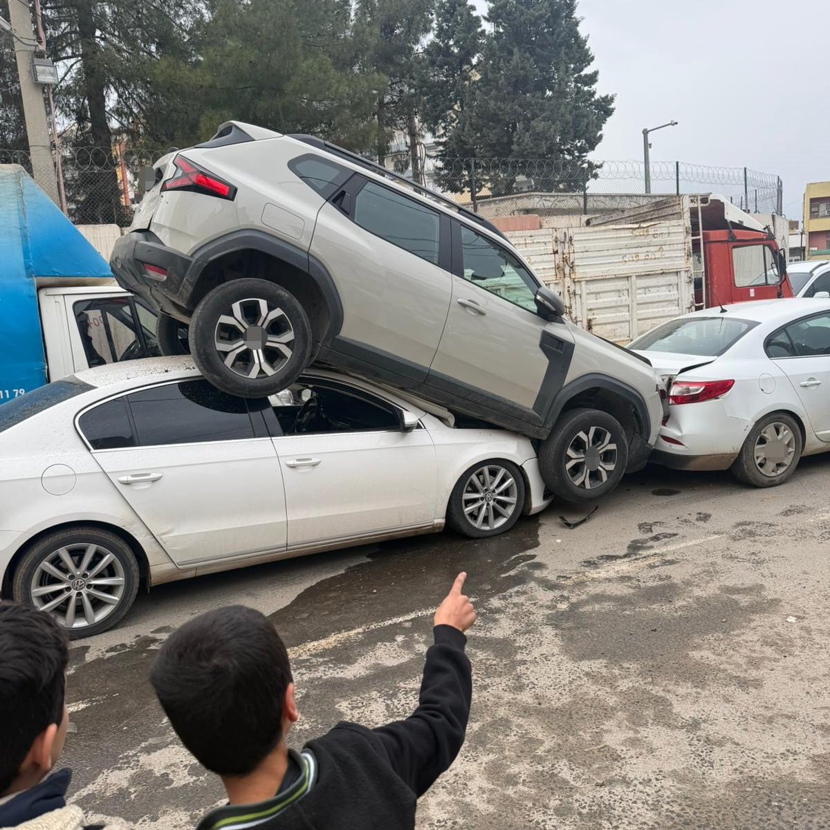 pusholder's tweet photo. Mardin'de meydana gelen bir trafik kazası. https://t.co/YvCx1OgCmJ