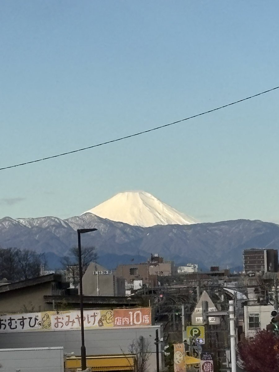 今朝の富士山🗻
天気が良いので綺麗に見えました🤩

さて今日・明日は上野公園弁天堂入り口で #うえの桜まつり　でのハンドメイドマルシェに出店です🌸
皆様のお越しをお待ちしております〜！

#イマソラ
#富士山