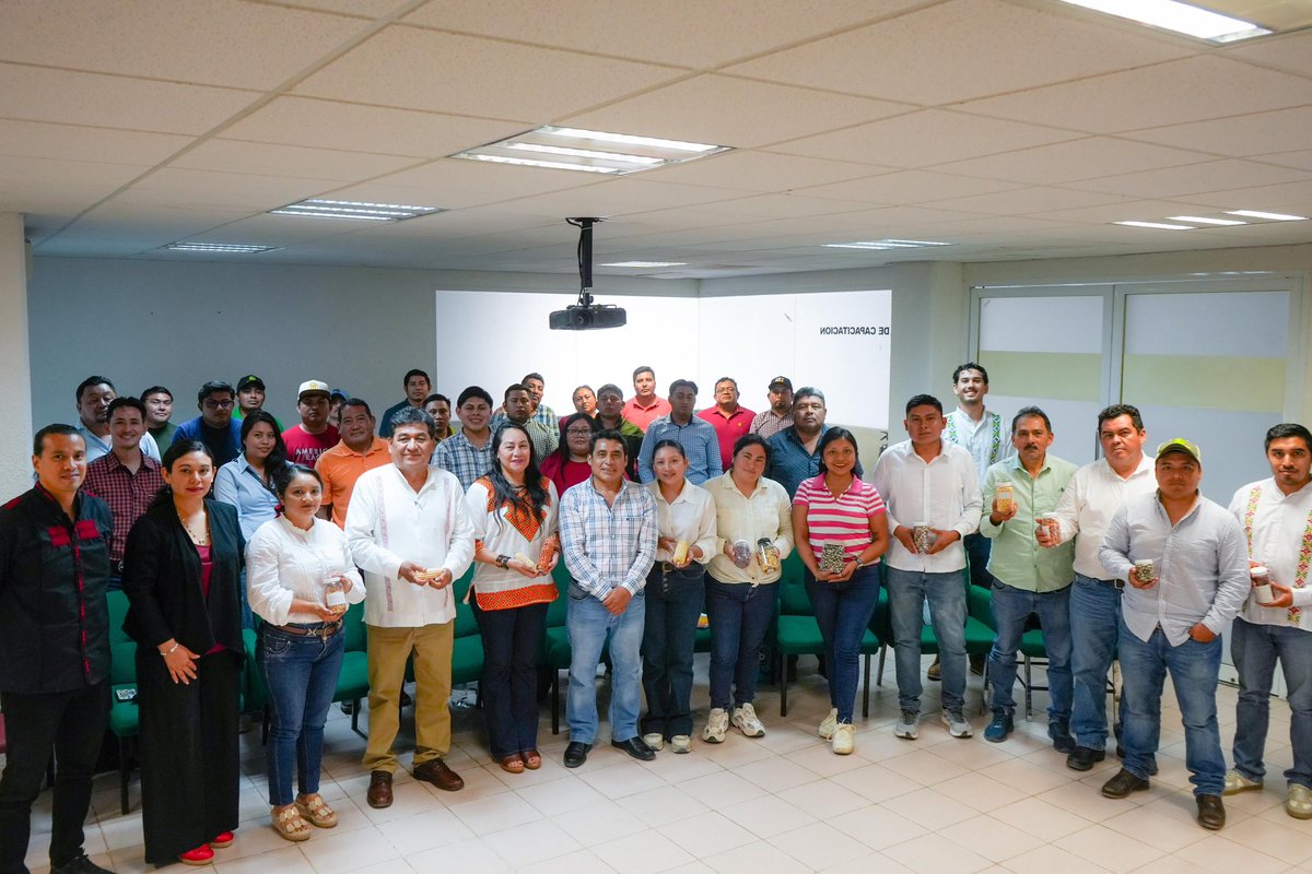 Mary_Luisa_AG's tweet photo. Como parte de las acciones en territorio para avanzar con el Plan Nacional de Maíz Nativo: #ElMaízEsLaRaíz, esta tarde nos reunimos con técnicas y técnicos territoriales en la Unidad Operativa Campeche. 🤝🏽🌽

Junto al equipo de @alimenbienestar que coordina este programa, reiteramos que la capacitación constante y el trabajo colectivo son clave para impulsar el bienestar y la prosperidad de las y los sembradores de este bendito grano. 💚