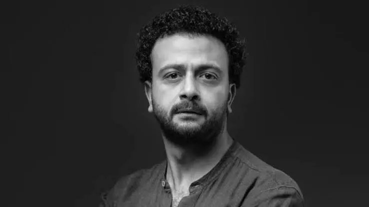 هو انا لوحدي اللي بشوفه ممثل بضان ولا يطاق ومشاهده بتضايقني