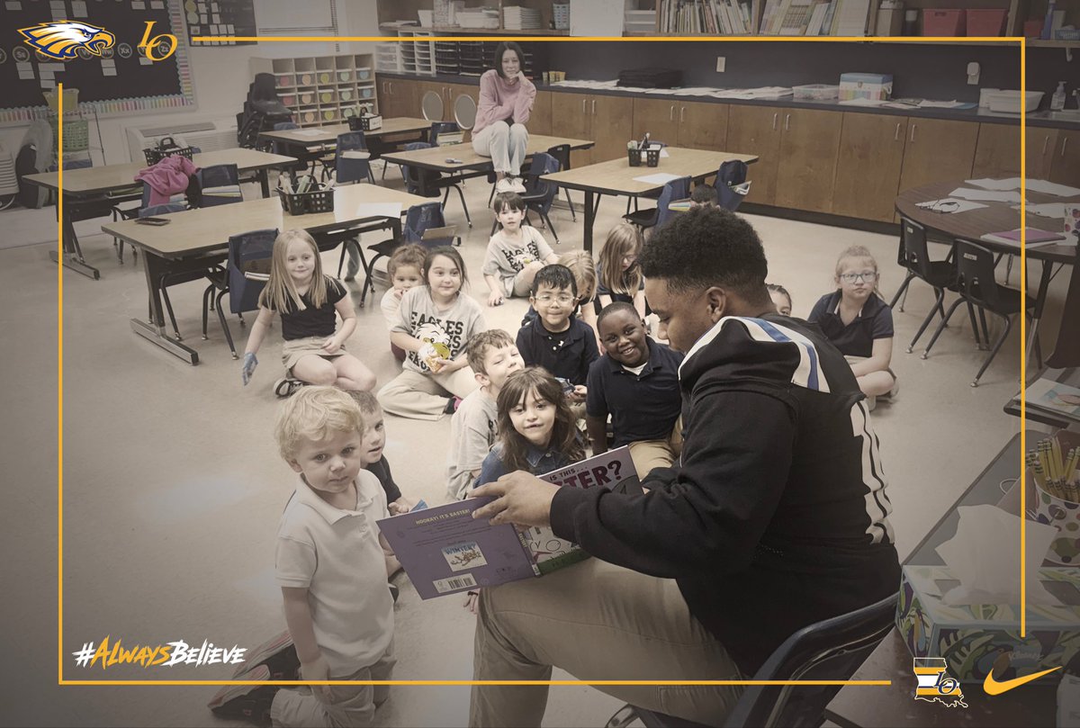 LiveOakFB's tweet photo. Great visit today with our future Eagles! 🦅
#OneCommunity #OneTeam #OneGoal #OneDream https://t.co/kpNkmWqp50