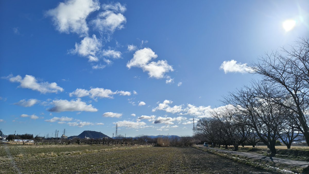 おはようございます☀

晴れた通勤路🚗³₃
現在の気温は6度😊
暖かいですね☺️
日中の最高気温は12度の予報😯
室内はポカポカ陽気になりそうです☺️🔆
鳥のフン害に悩まされる時期がきました💦

皆さん健康第一で福のある素敵な1日を👋🥸
 #イマソラ
 #空ネット
 #福島市
 #福の空
 #ギャラリー梟前