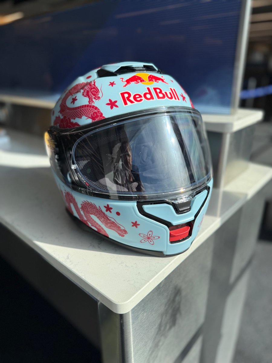 LudwigAhgren's tweet image. checkout the helmet Red Bull custom made me for tip2tip 🤯
