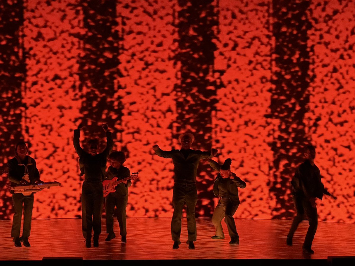 niallusmaximus's tweet image. #DavidByrne Burning down the house in Dublin tonight. Making me fall in love with live music - again. #psychokiller #3Arena