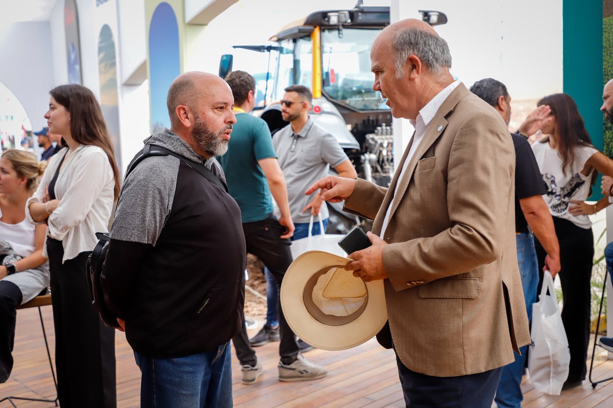 🌾🇨🇿 Visité <a href="/Expoagrocom/">Expoagro</a>, donde pude reencontrarme con referentes a quienes veo desde hace más de 20 años. 
También conversé con Sergio Iraeta <a href="/agriculturaar/">Secretaría de Agricultura, Ganadería y Pesca</a> <a href="/MinEconomia_Ar/">Ministerio de Economía</a>, Secretario de Agricultura de la Nación, sobre el presente y futuro del sector.
Además, conocí la