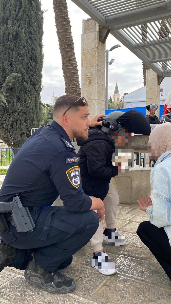 لن ترون هذه الصورة في وسائل الإعلام

شرطي اسرائيلي يضع القبعة الواقية على رأس طفل عربي في البلدة القديمة من أورشليم القدس عندما انطلقت صافرات الإنذار ، منذرة بقرب سقوط صاروخ إيراني في آخر ايام الجمعة من شهر رمضان المبارك. 
ومن المفارقة ان الجمهورية الاسلامية أطلقت على هذا اليوم