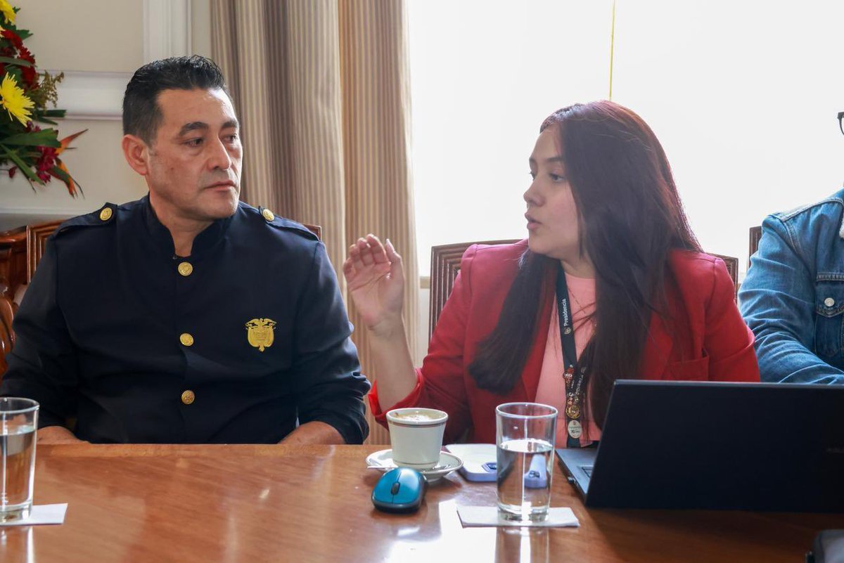Transformar las condiciones laborales es reconocer la dignidad de cada persona que hace posible nuestro trabajo diario. Hoy, la Directora del DAPRE, @Nhora_Mondragon, sostuvo una productiva reunión con personal de servicio para buscar oportunidades de mejora y bienestar.