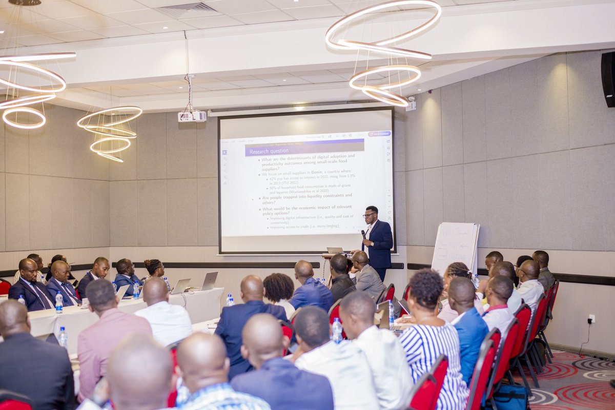 BankiNkuru's tweet image. #Recherche économique, dialogue académique et #PolitiquesPubliques. 

Ce 12 mars 2026, le Gouverneur de la @BankiNkuru, E. N. Bigendako a lancé le Séminaire de recherche de la #BRB. 
Un rendez-vous bimestriel pour connecter chercheurs, universitaires et décideurs au #Burundi.
1/3