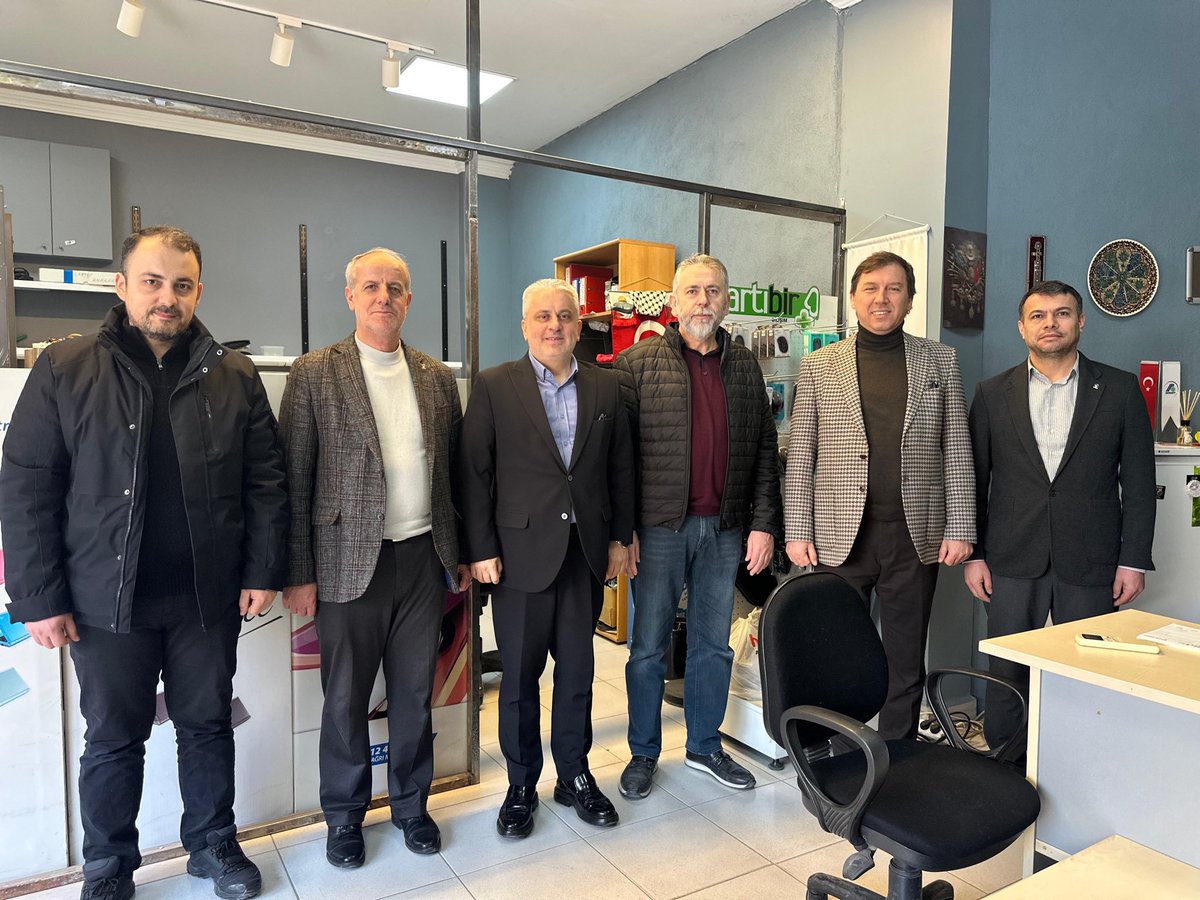 Bayramın bereketi yaklaşırken İlçe Başkanımız Sn. Mustafa Durmuş ve Milletvekilimiz Sn. Ayhan Salman, teşkilatımızla birlikte İnegöl’de esnaflarımızı ziyaret ederek hal hatır sordular, sohbet ettiler. Alın teriyle çalışan tüm esnaflarımıza hayırlı ve bereketli kazançlar diliyoruz