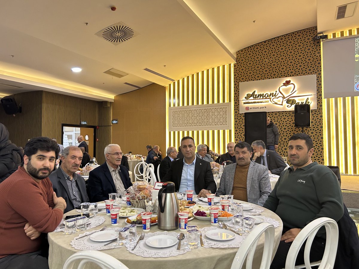 Ağrılı dostlarla bir iftar yemeği daha nasip oldu zaman akıyor ömür ise direniyor Ama ne fayda.