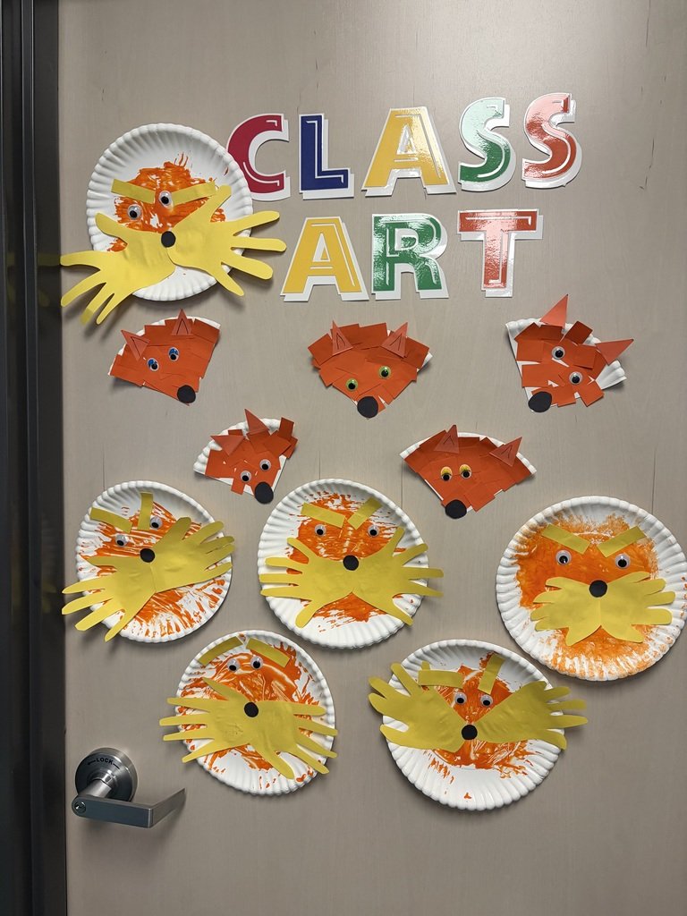 FallingWaters06's tweet photo. Last week during Read Across America there were many fun moments in addition to our special dress days.  Students had a chance to continue our tradition of flashlight reading in library.  Mrs. Myer's students created crafts inspired by Dr. Seuss characters. https://t.co/jL7oH2OJbW