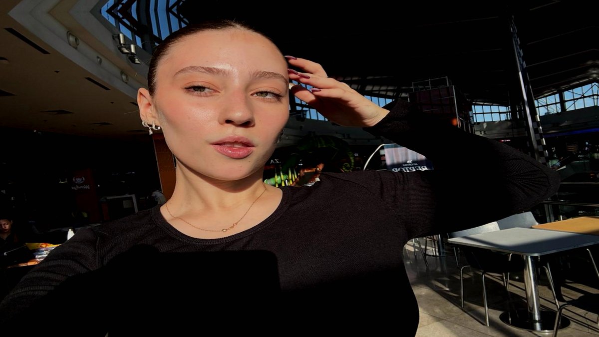 BrunaT78998's tweet image. Slick-backed, latte-stacked, and low-key running the a.m. scene ☕️✨ #CafeDiaries #MorningFuel #ReadSipRepeat