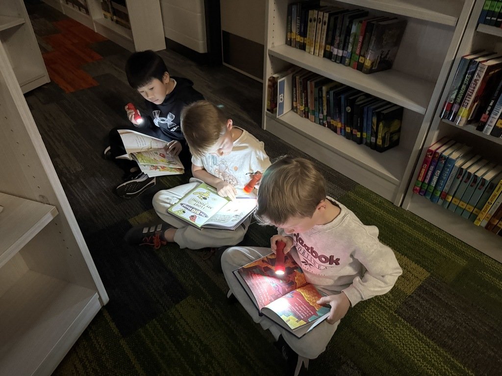FallingWaters06's tweet photo. Last week during Read Across America there were many fun moments in addition to our special dress days.  Students had a chance to continue our tradition of flashlight reading in library.  Mrs. Myer's students created crafts inspired by Dr. Seuss characters. https://t.co/jL7oH2OJbW