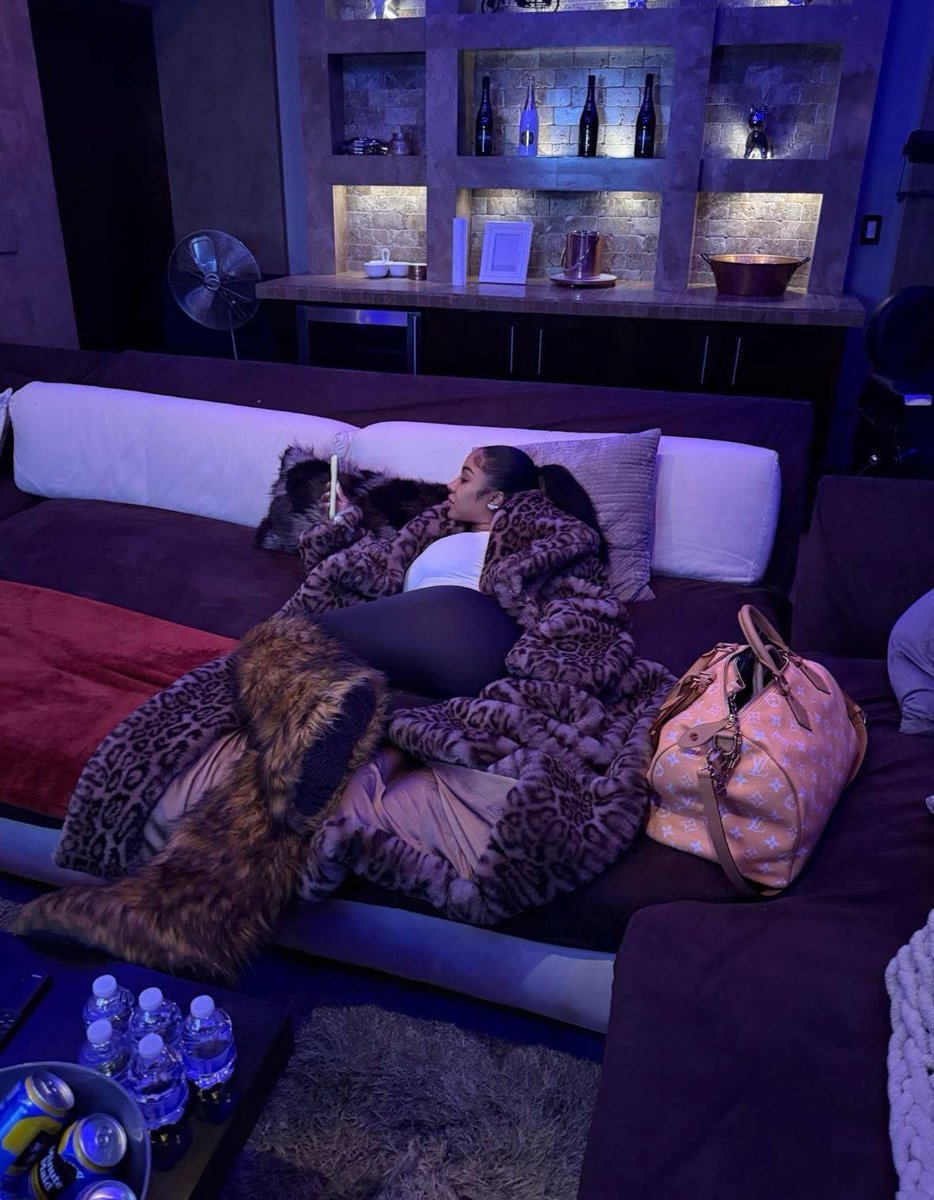 I love staying in the house, I wanna be a stay in the house😅😅