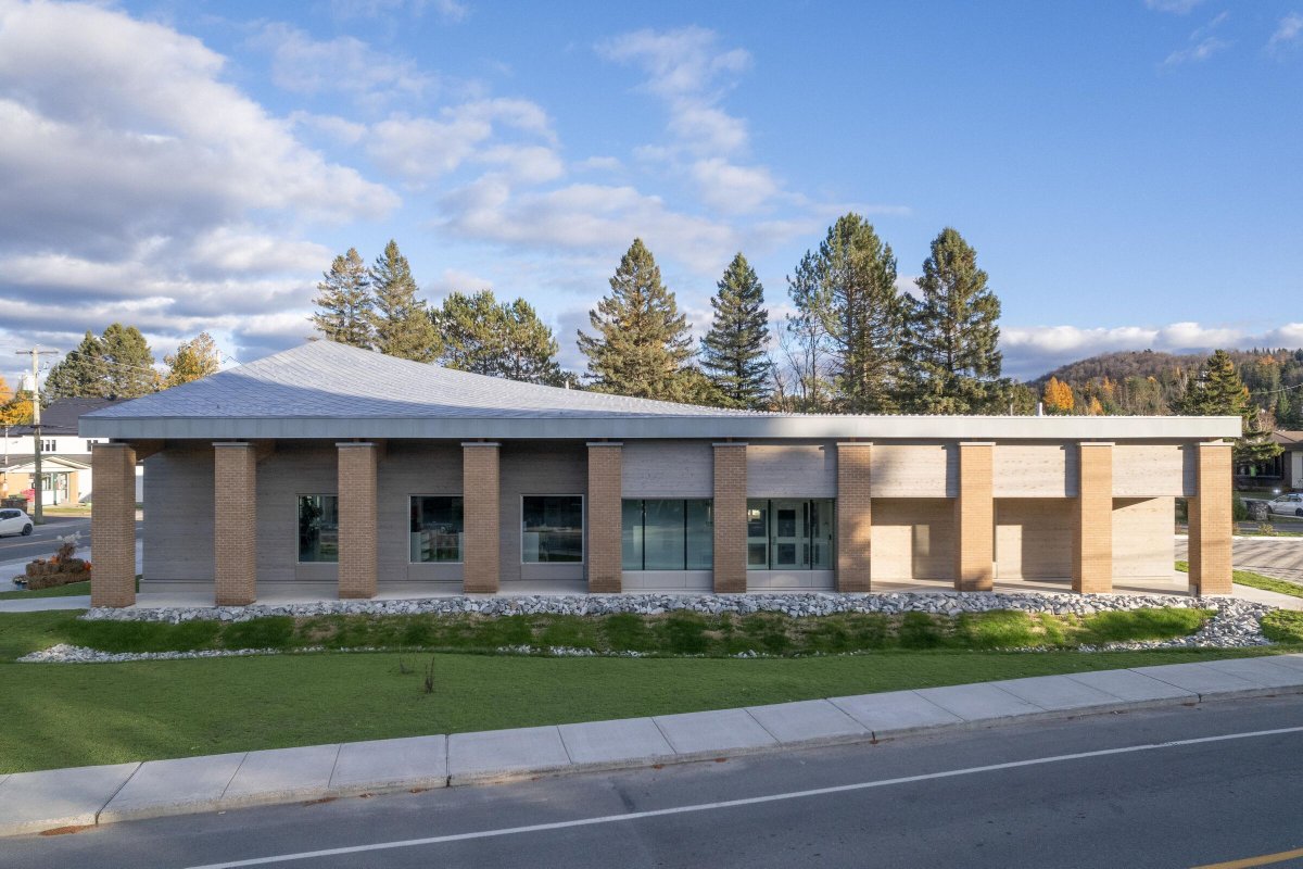 Archello's tweet photo. For the Monica C. Gratton Library in Saint‑Adolphe‑d’Howard, Perrault Architecture shapes a civic hub defined by a compact timber structure and a parabolic roof clad in tin-plated copper.
https://t.co/isRIbupxmP 

#TimberStructure #CopperRoof #CivicArchitecture https://t.co/CyCGtB6d76