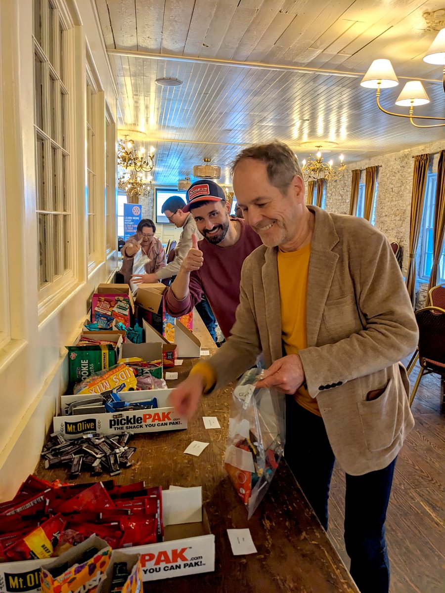acrc's tweet photo. Last night, to honor Keep Austin Fed, our Club's members packed 60 snack bags which have been delivered to a school for kids experiencing food insecurity ahead of the weekend. We made an impact in our Community! #AustinCosmoRotary #PeopleOfAction #1DistrictStrong https://t.co/v9BYsBhJG4